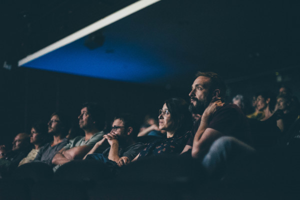 Público viendo un documental en el cine.