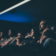 Público viendo un documental en el cine.