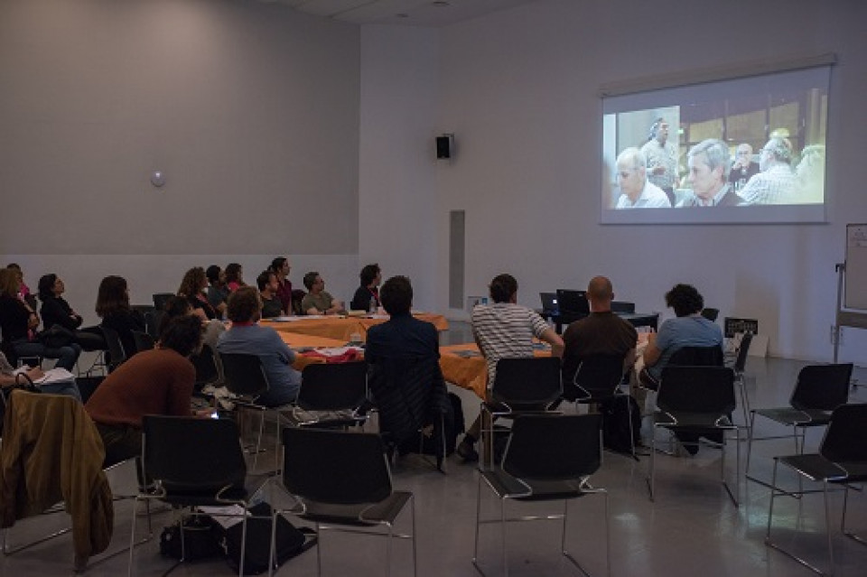 Alumnos de un taller visionando una película.