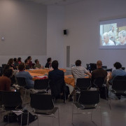 Alumnos de un taller visionando una película.
