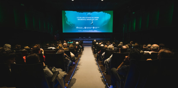 Sala del Docs del Mes llena de público