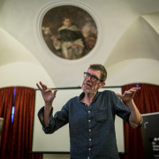 Niels Pagh Andersen haciendo una conferencia.