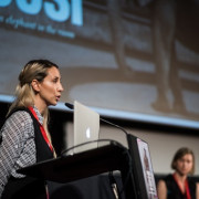 Participante expone su proyecto en el pitching.