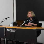 Profesora del taller de archivos explicando a sus alumnos.