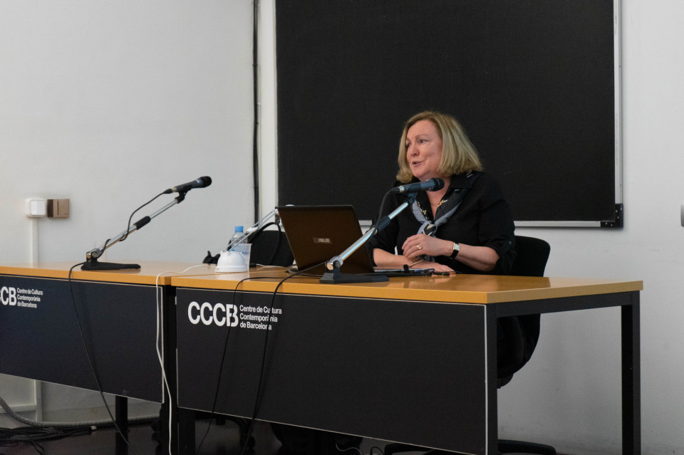 Profesora del taller de archivos explicando a sus alumnos.