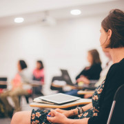 Alumnos de los talleres de DocsBarcelona en el aula.