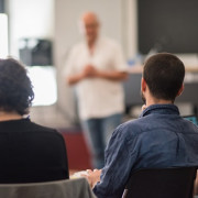Alumnos de los talleres de DocsBarcelona en el aula.