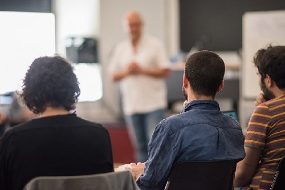 Alumnos de los talleres de DocsBarcelona en el aula.