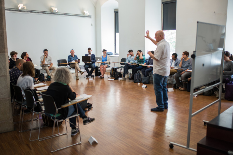Joan González explicando teoria a sus alumnos en uno de los talleres de DocsBarcelona.
