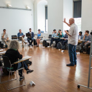 Joan González explicando teoria a sus alumnos en uno de los talleres de DocsBarcelona.