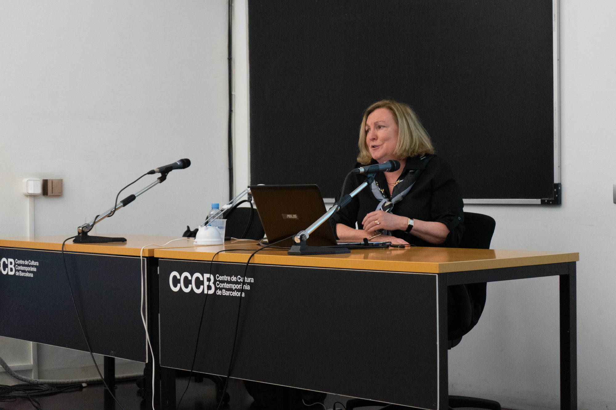 Profesora del taller de archivos explicando a sus alumnos.