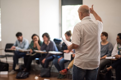 Alumnos de los talleres de DocsBarcelona en el aula.