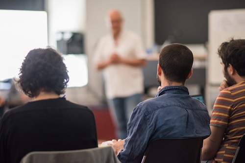 Alumnos de los talleres de DocsBarcelona en el aula.