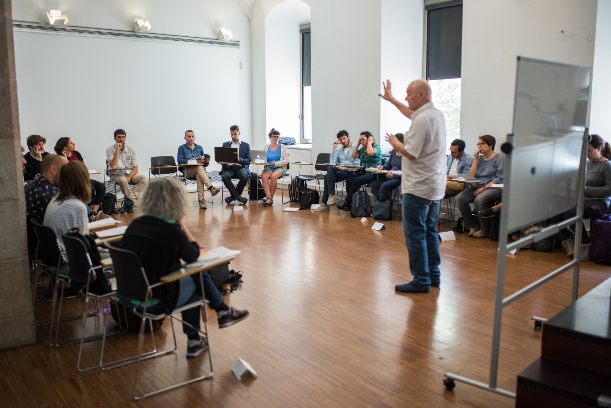Joan González explicando teoria a sus alumnos en uno de los talleres de DocsBarcelona.